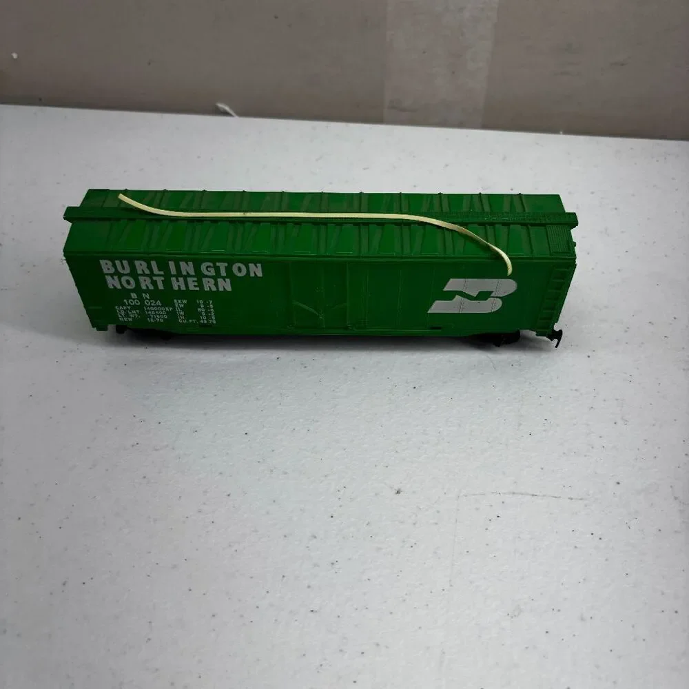 TYCO Burlington Northern 100024 50' Plug Door HO‎ Scale Box Car Train Vintage
